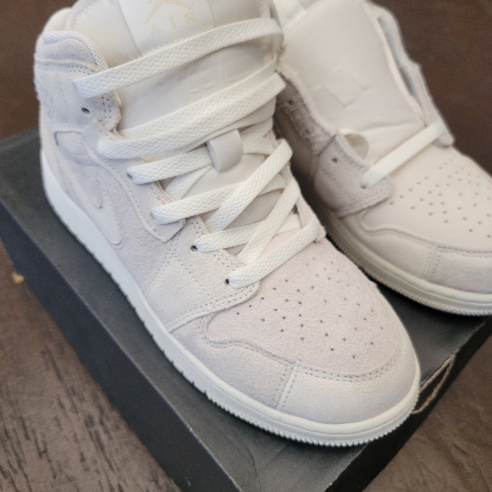 Jordan 1 mid craft beige (grade school)